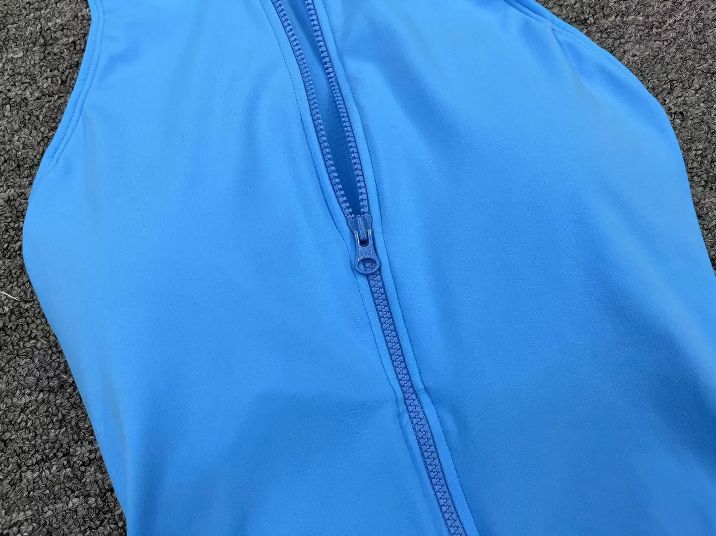 Mono deportivo corto sin mangas para mujer